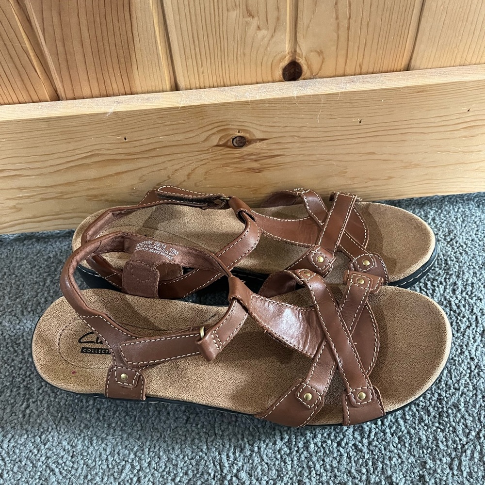 Clarks NWT brown sandals with gold grommets. Size 10M